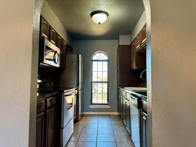 Building Photo - "Charming 3-Bed Oasis with 2 Full Baths in Lubbock – 1,610 Sq Ft of Comfort Awaits!"