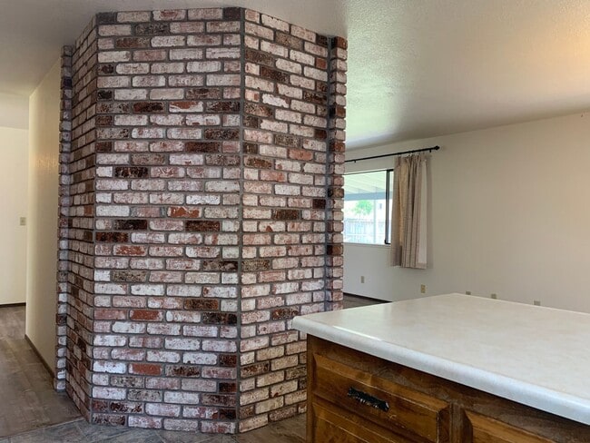 Building Photo - Make this your new home!