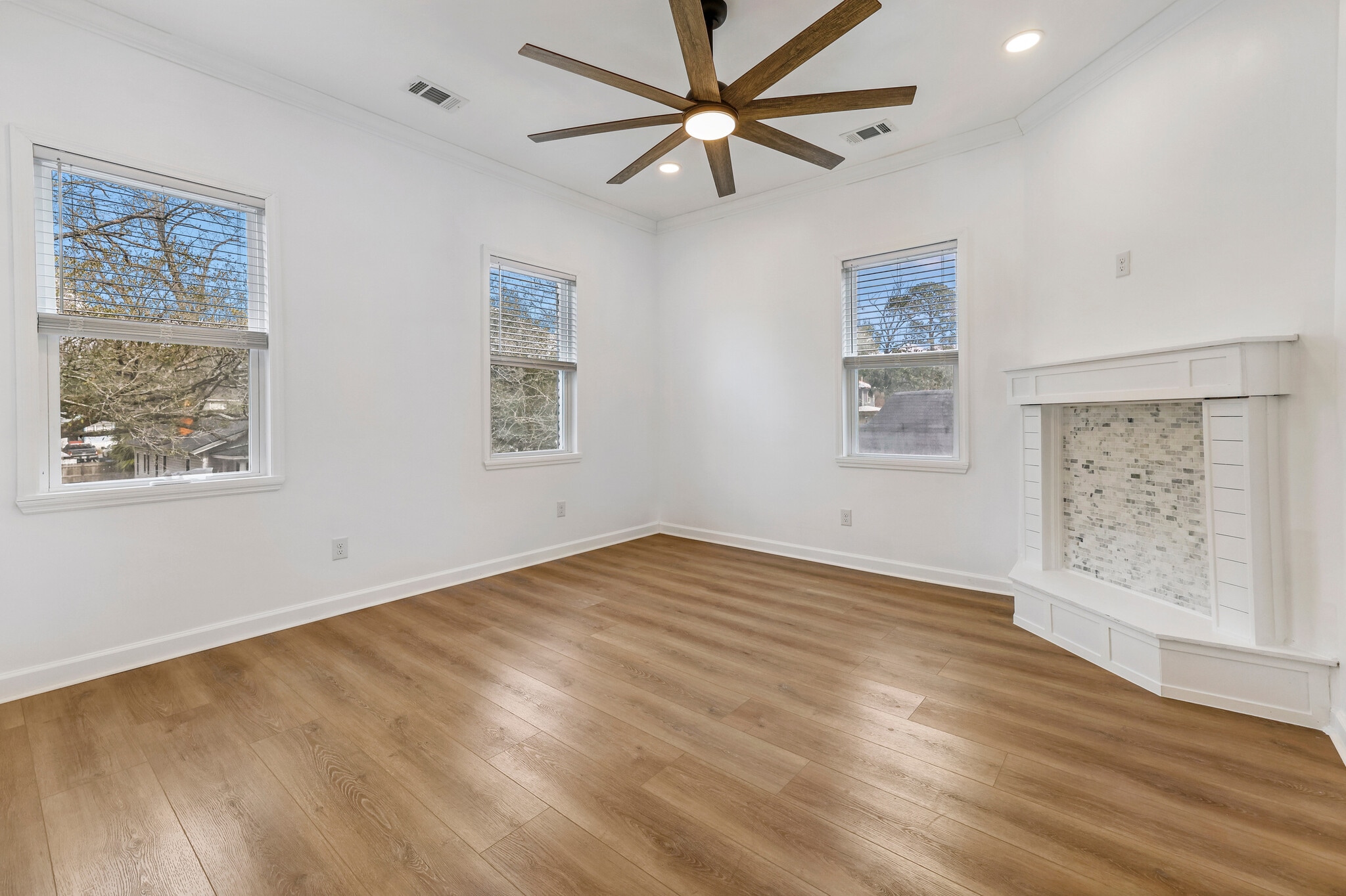 Building Photo - 711 W 44th St