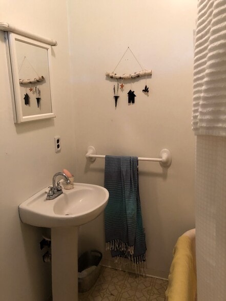 Main level bath - 13 Magazine St