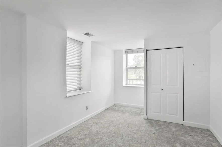 Building Photo - 5630 Pershing Ave