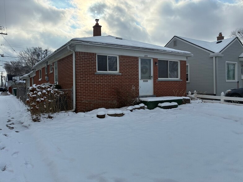 Building Photo - 1353 Stewart Ave