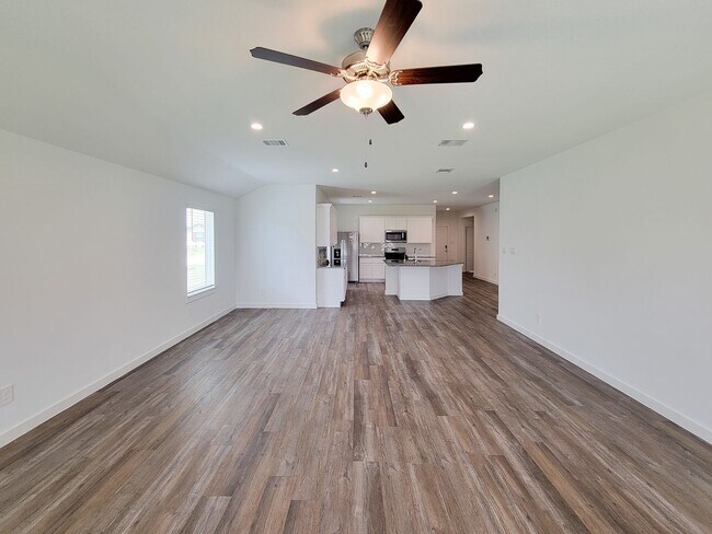 Building Photo - This stunning 4-bedroom, 2-bathroom Rosharon lease features modern upgrades, an open-concept layo...