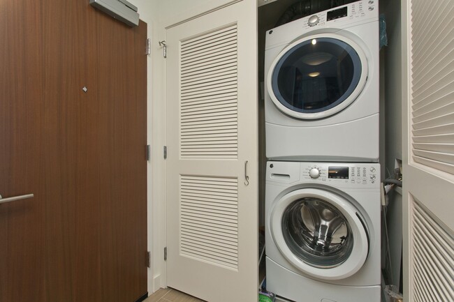 Building Photo - BEAUTIFUL 1 BEDROOM UNIT IN THE COLLECTION