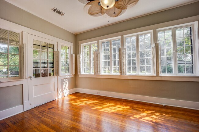 Building Photo - Freshly Updated 3 Bedroom House