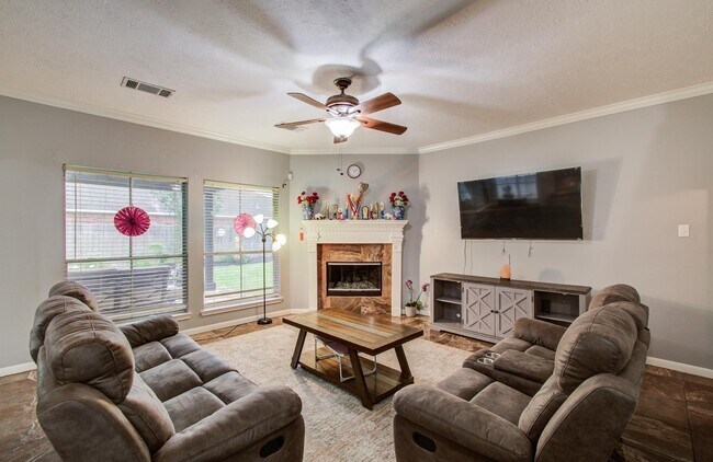 Building Photo - 3203 Blaesser Dr