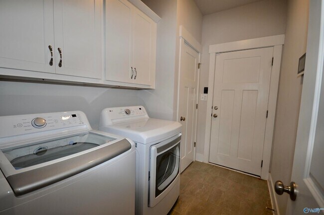 Building Photo - 151 Rugby Dr