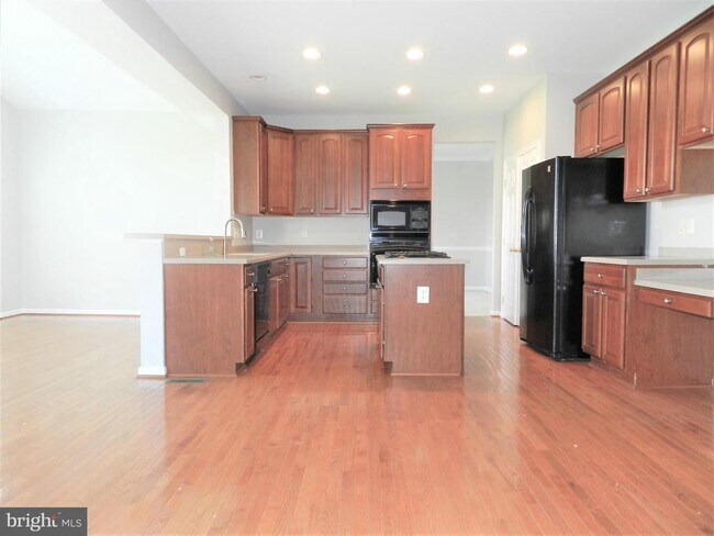 Building Photo - 5203 Linden Dr
