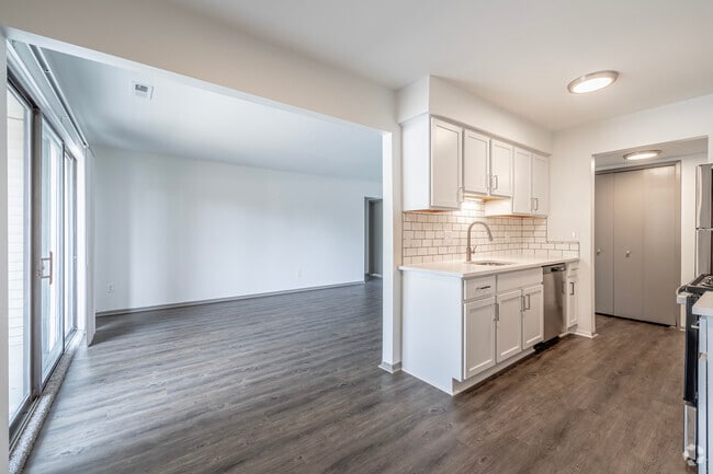 1BD, 1BA - 925SF - Dining Room - The BEDFORD