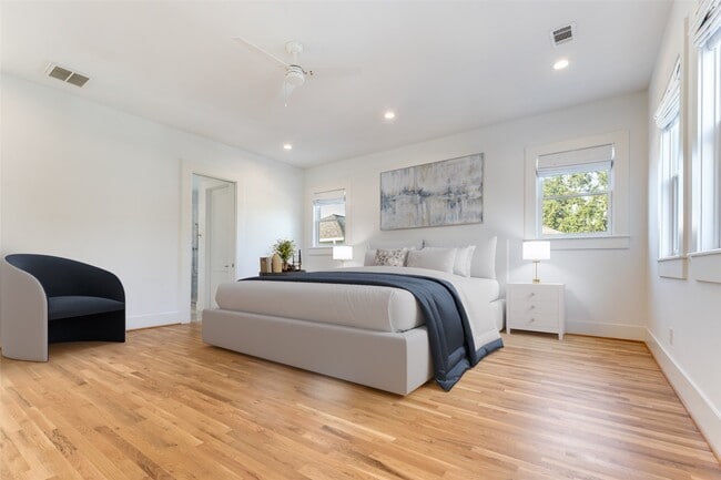 Building Photo - 709 E 13th St