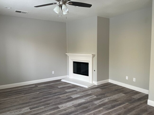 Building Photo - Beautiful 4 Bedroom 3 Bathroom with a pool