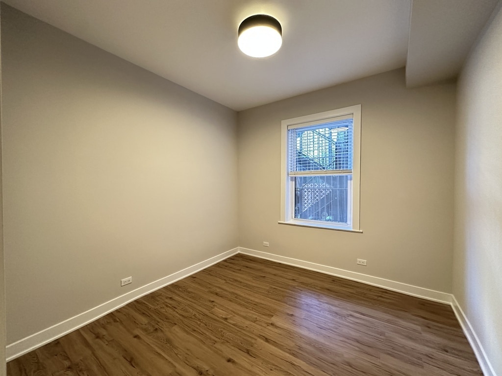 Building Photo - 661 W Wrightwood Ave