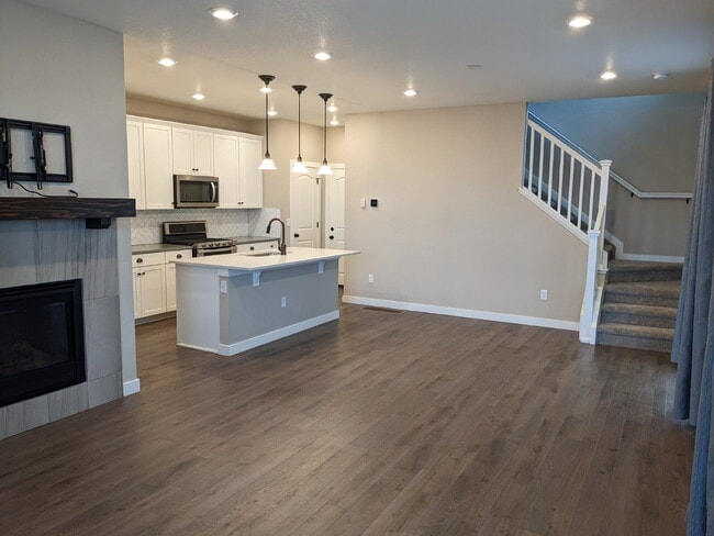 Building Photo - Luxury Open Concept Townhome in Quiet Littleton Neighborhood Complete with Mountain Views!