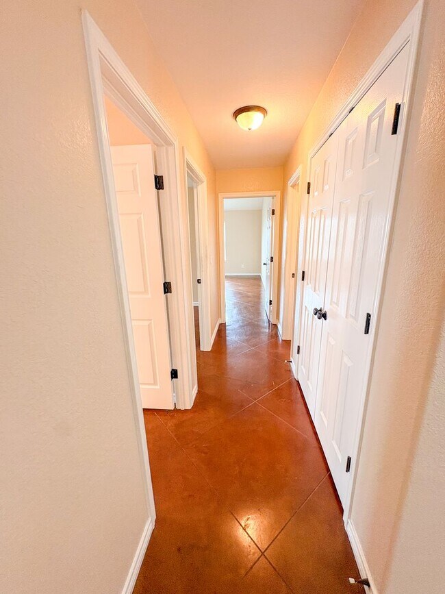 Building Photo - 511 Karey Dr