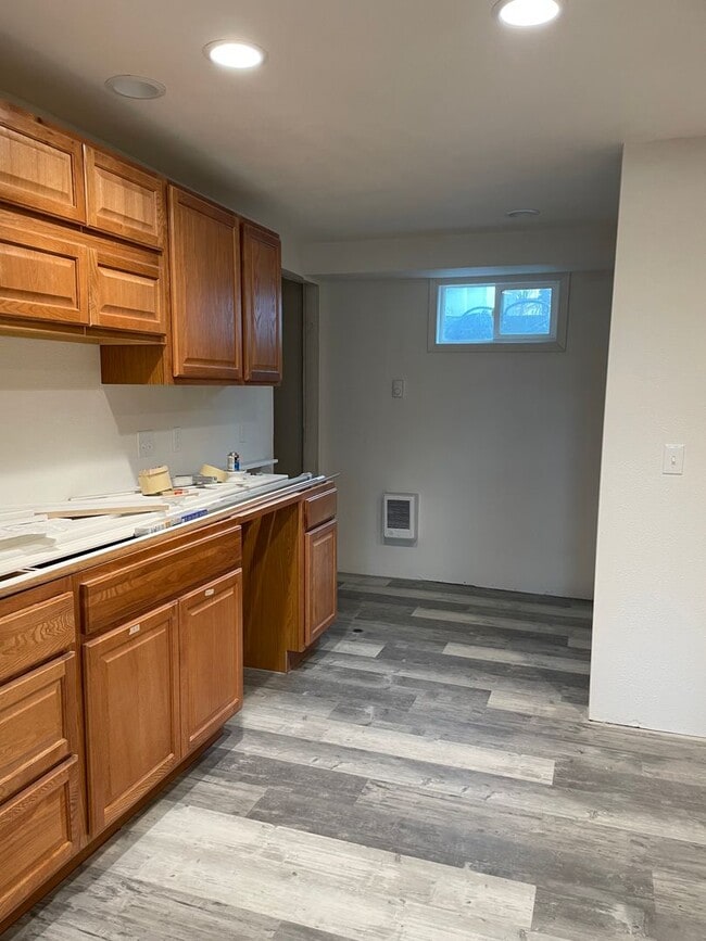 Building Photo - 1 Bedroom, 1 bath lower basement apartment!