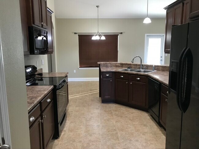 Building Photo - 806 Yew Cir