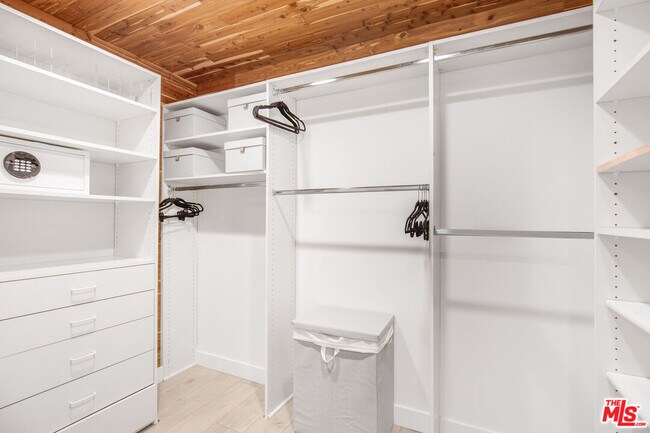 Building Photo - 1833 Franklin Canyon Dr