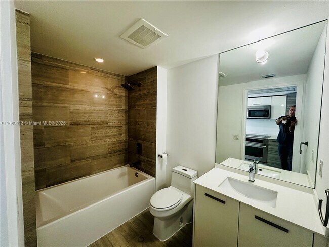 Building Photo - 1300 Brickell Bay Dr