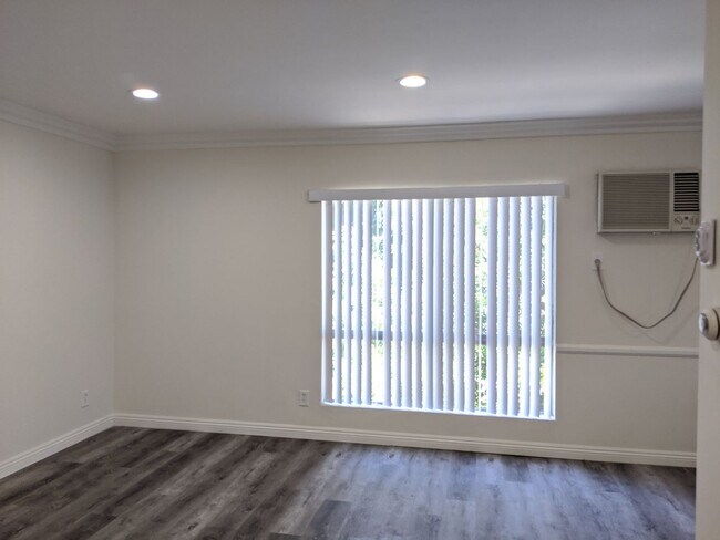 Interior Photo - Spacious Units available - Great Location! -- Hollywood
