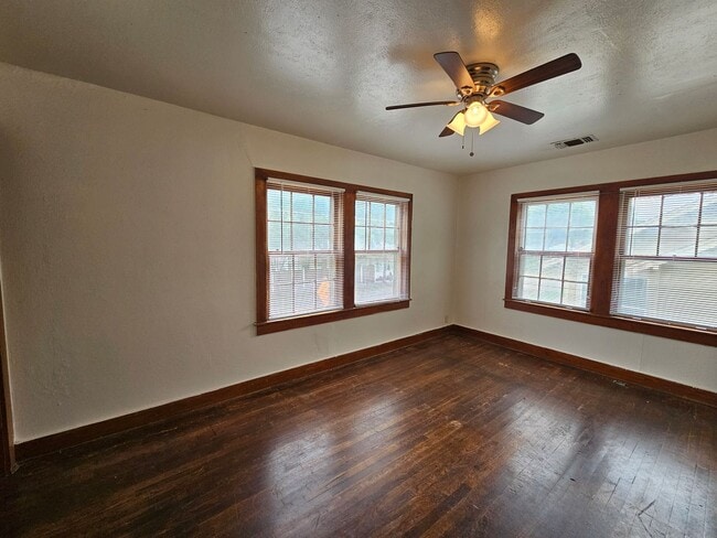 Building Photo - Ready for immediate move in! 2bed 1 bath a...