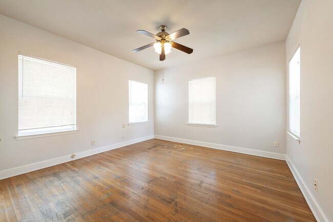 Building Photo - 910 E 38th St