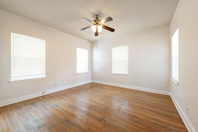 Building Photo - UT PRE-LEASE: 4 bed / 2 bath North Campus ...
