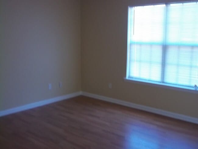 Building Photo - 5 Bedroom House for Rent