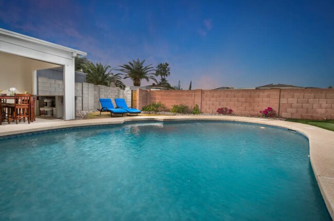 Building Photo - Beautiful Bungalow Home with Heated Pool on Golf Course