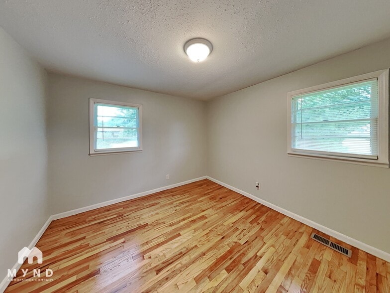 Building Photo - 921 N Highland Dr