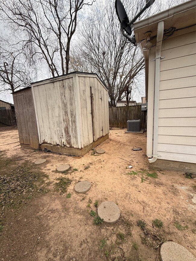 Building Photo - 320 Willowick St