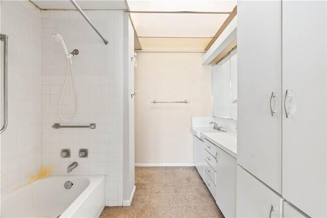 Building Photo - 4600 Ocean Dr