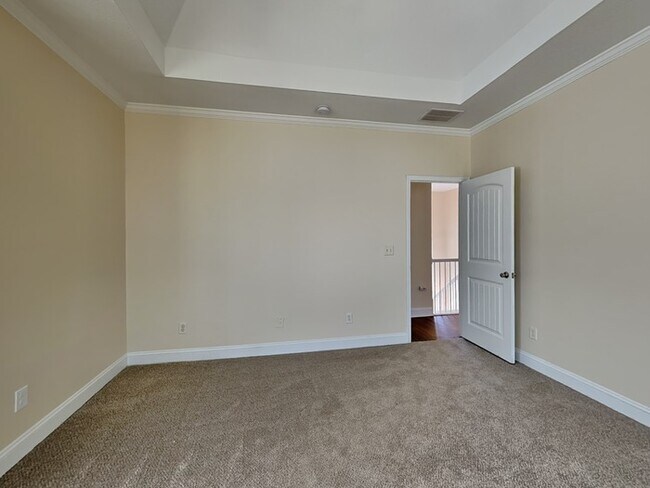 Building Photo - Beautiful 6 Bedroom Home located in Hampton!