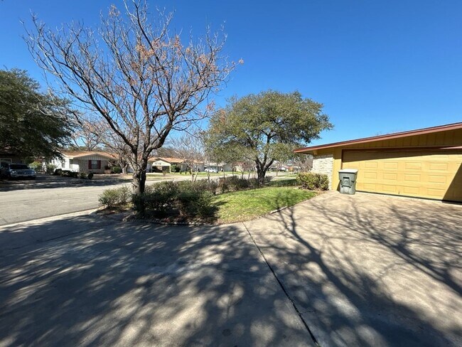 Building Photo - 1814 Crestridge Dr