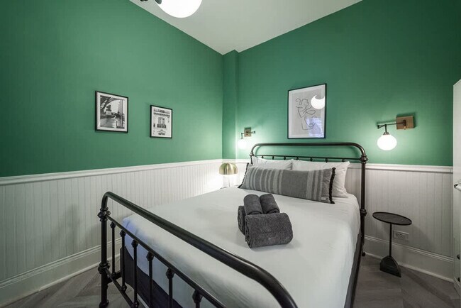 Building Photo - 1411 W Grand Ave