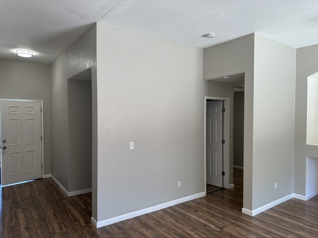 Building Photo - Modesto Cute 4 Bedroom 2 Bath Single Story...
