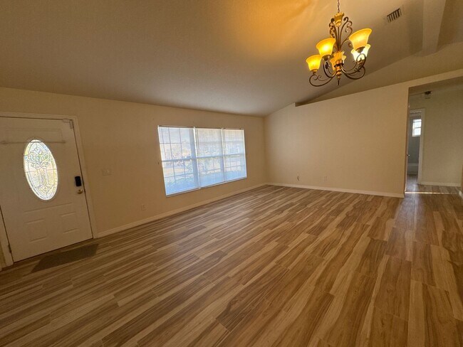 Building Photo - Beautiful Pool Home In Great Location!