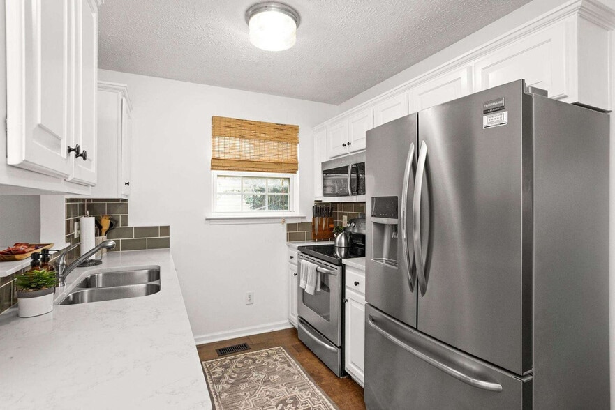 Building Photo - 3842 Hutson Ave