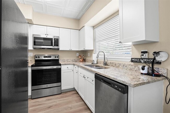 Building Photo - 611 Pinewood Dr