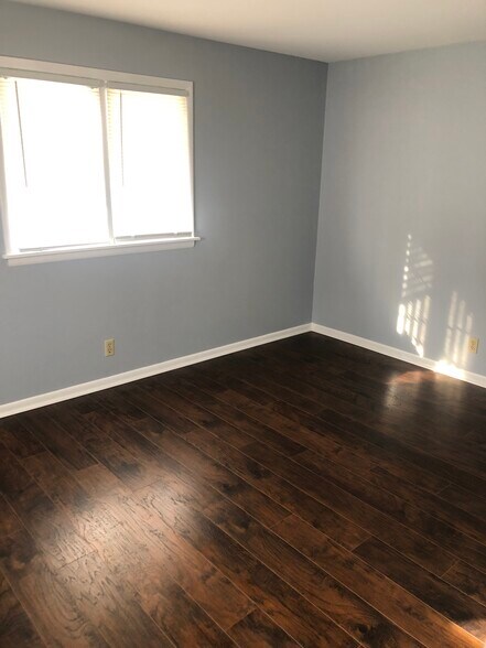 Building Photo - 2358 S Crestway St