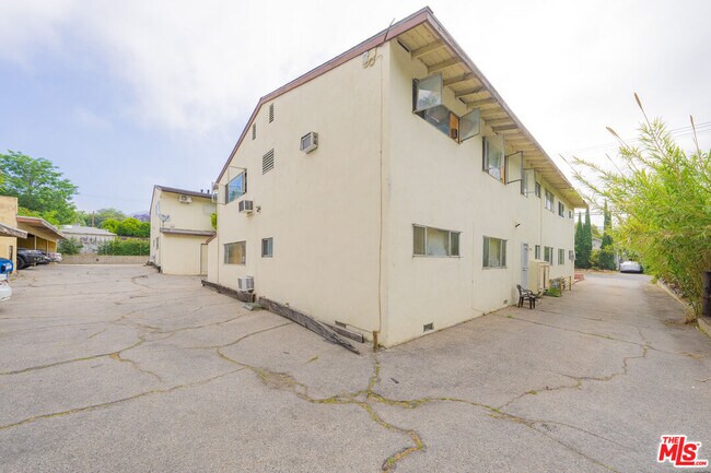 Building Photo - 10043 Haines Canyon Ave