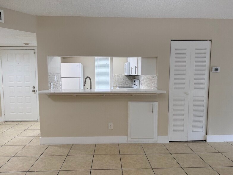 Building Photo - 998 Coral Club Dr
