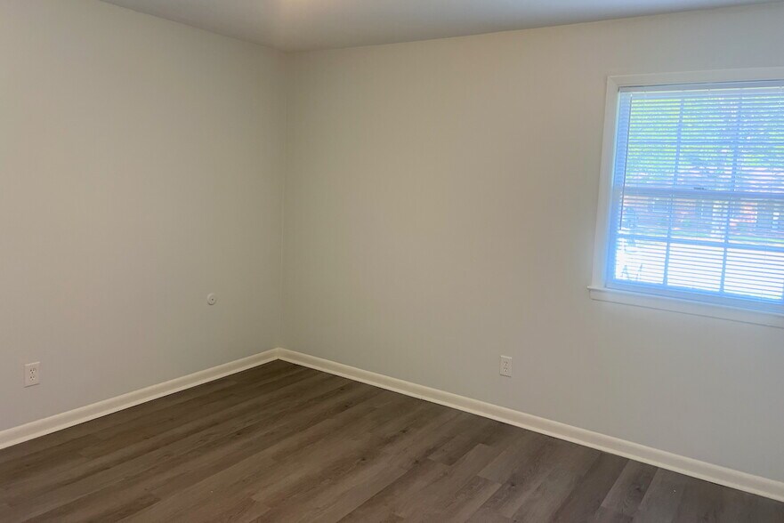 Building Photo - 709 Montclair Dr