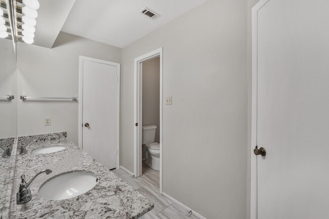 Building Photo - 10814 Sugar Hill Dr