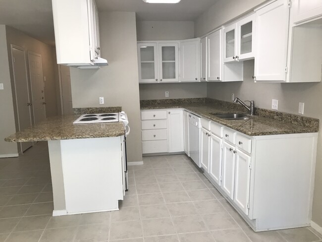 Kitchen with Granite Coutertops - 516 Mustang Drive