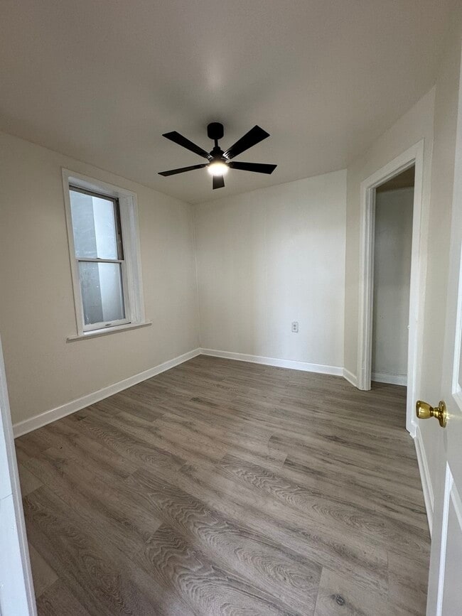 Building Photo - 2206 S Oakley Ave