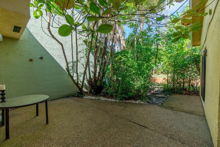 Building Photo - 6090 Aloma Ln