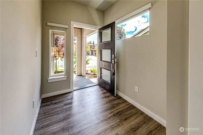 Building Photo - Duplex Style CONDO - 3 Bed 2.5b Bath Fully...