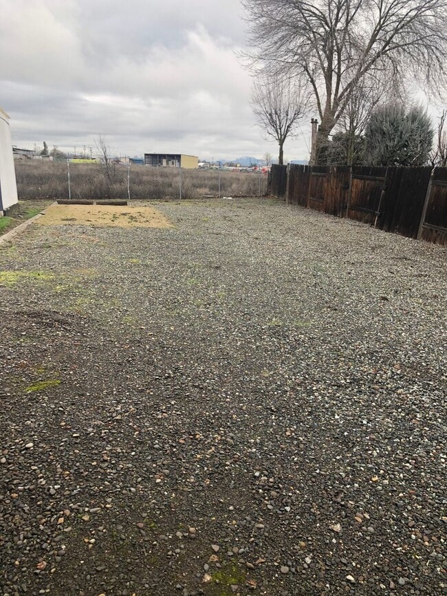 Building Photo - 3 Bedroom 2 Bath Single Family Home