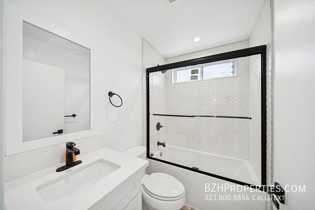 Building Photo - 837 N Harvard Blvd