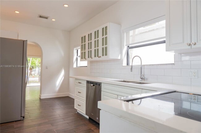 Building Photo - 5938 NE 5th Ave